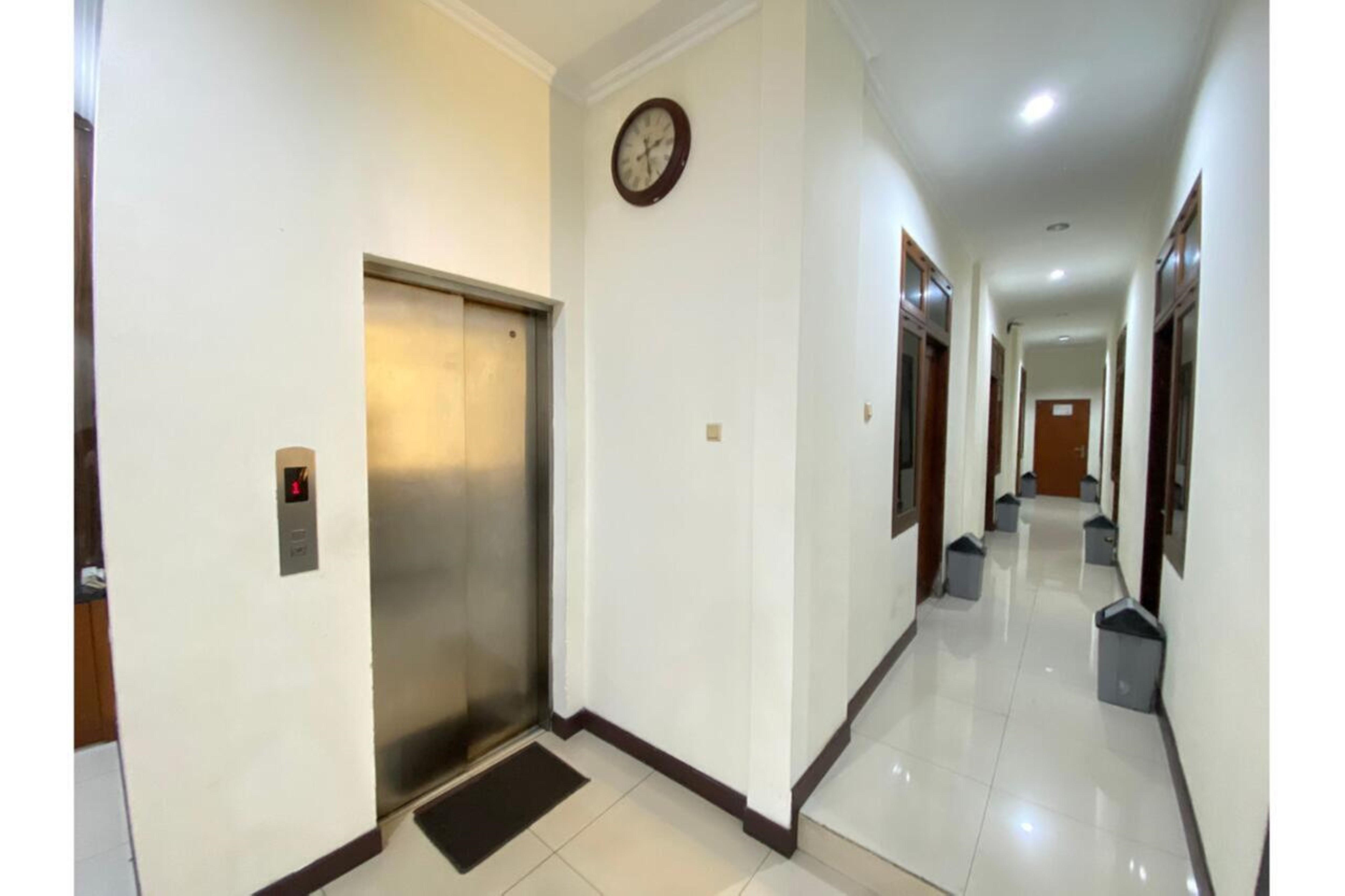 Oyo 2357 Syariah Grand Raudhah Hotel Jakarta Ngoại thất bức ảnh